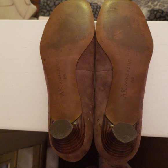 Anne Klein  Suade leather heels with tassel - Picture 4 of 4